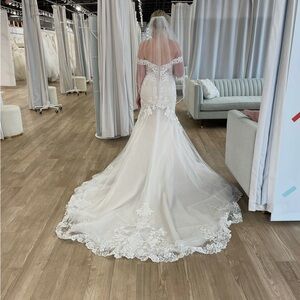 NEVER WORN, NEVER ALTERED Elegant White Lace Wedding Dress